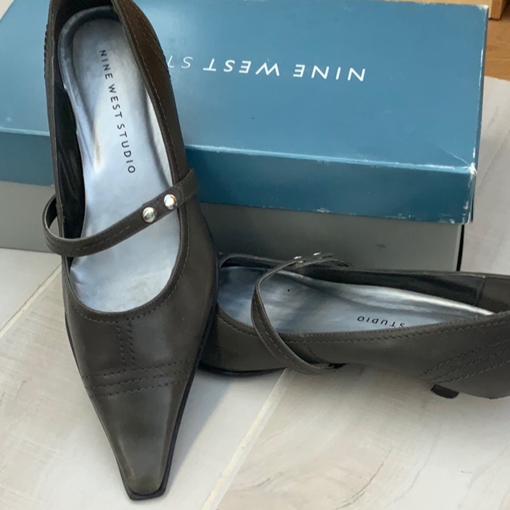 Shoes olive leather